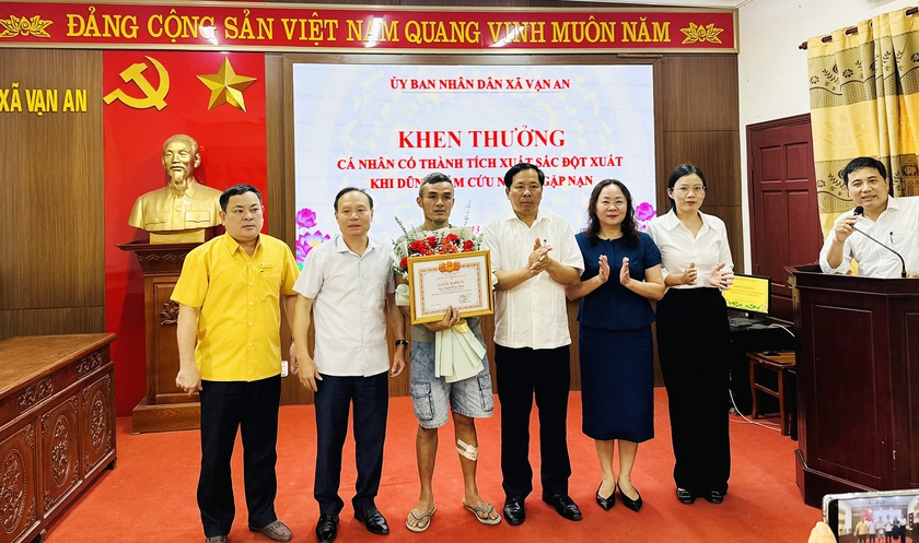 Khen thưởng người đ&agrave;n &ocirc;ng dũng cảm cứu 2 mẹ con nhảy cầu s&ocirc;ng Lam - Ảnh 1.