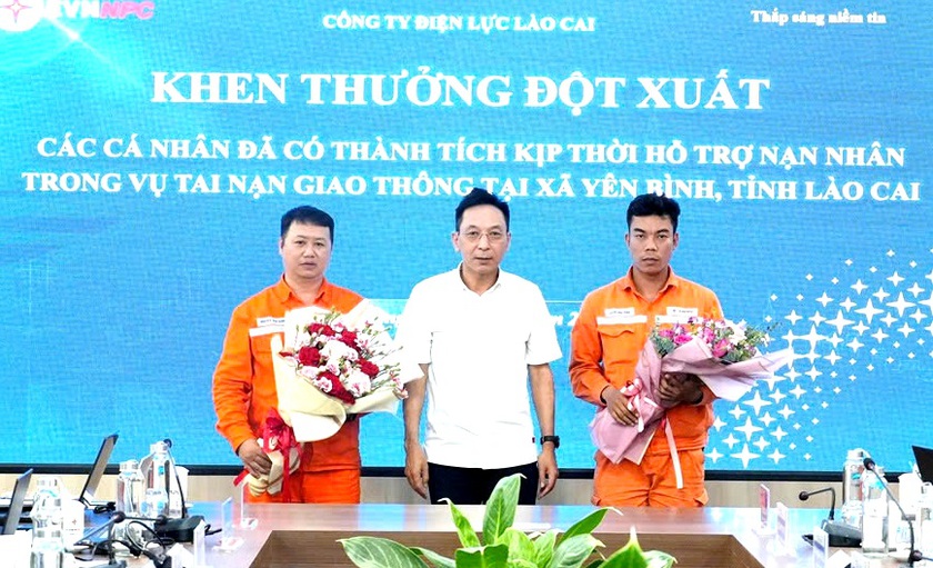 Khen thưởng 2 nhân viên Điện lực Lào Cai cứu người bị tai nạn giao thông - Ảnh 1.