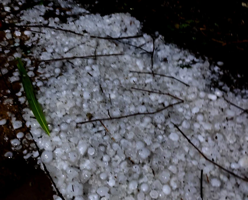 Mưa đá lớn, kéo dài gần 1 giờ ở xã Bắc Hà làm sập nhà sàn, 4 người bị thương - Ảnh 2.