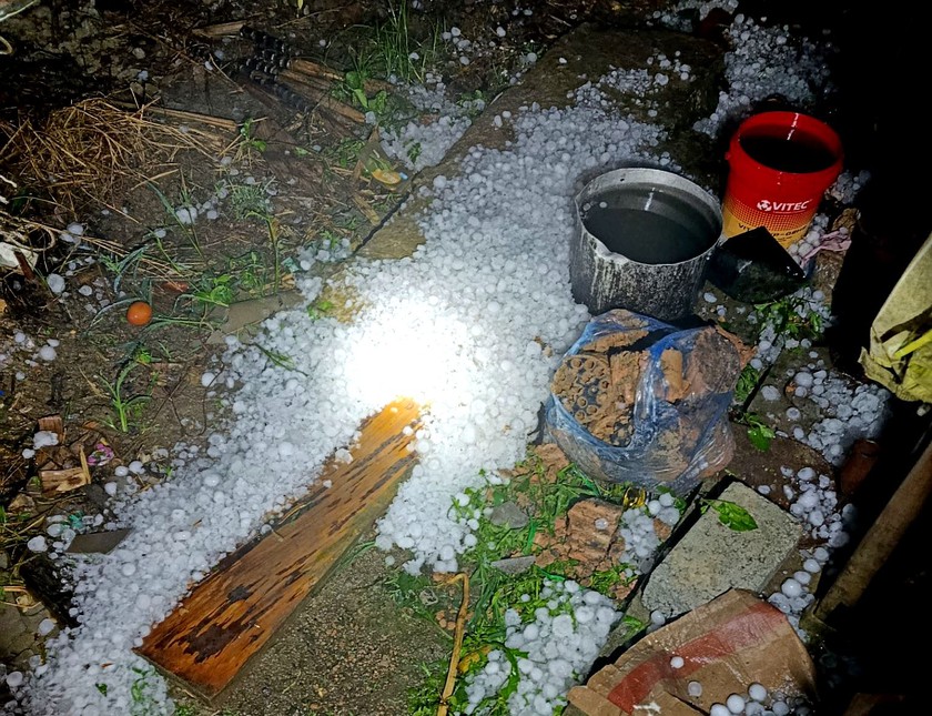 Mưa đá lớn, kéo dài gần 1 giờ ở xã Bắc Hà làm sập nhà sàn, 4 người bị thương - Ảnh 3.