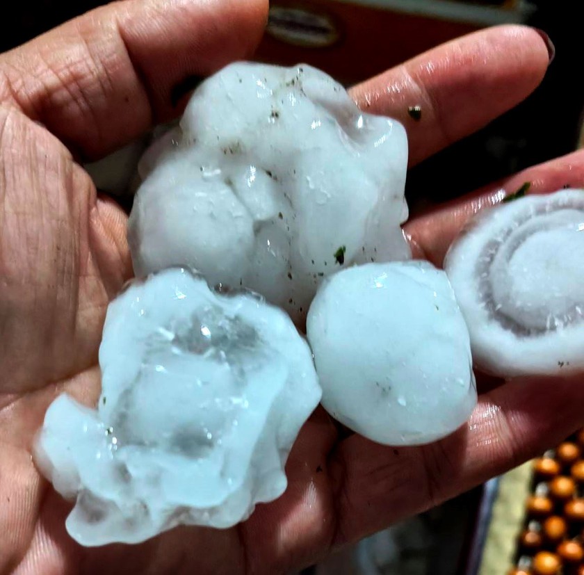 Mưa đá lớn, kéo dài gần 1 giờ ở xã Bắc Hà làm sập nhà sàn, 4 người bị thương - Ảnh 5.