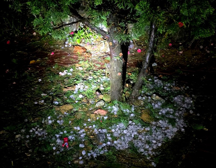 Mưa đá lớn, kéo dài gần 1 giờ ở xã Bắc Hà làm sập nhà sàn, 4 người bị thương - Ảnh 7.