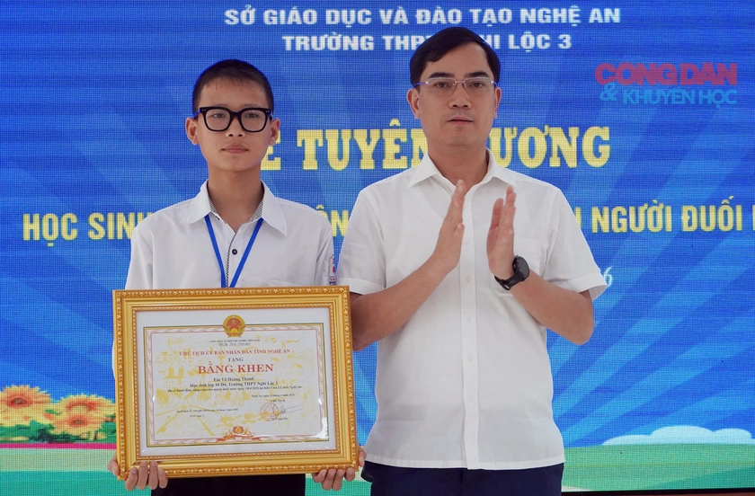 Chủ tịch tỉnh Nghệ An tặng bằng khen cho học sinh dũng cảm cứu người đuối nước - Ảnh 1.