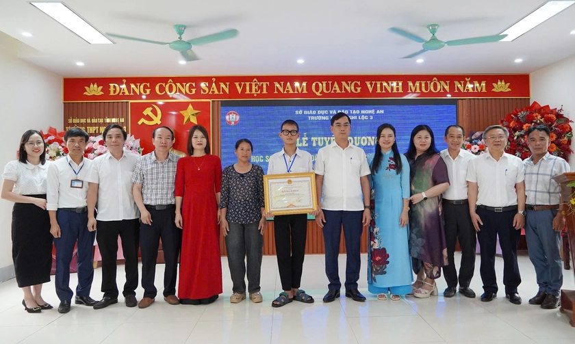 Chủ tịch tỉnh Nghệ An tặng bằng khen cho học sinh dũng cảm cứu người đuối nước - Ảnh 3.