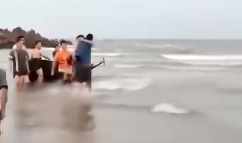 Cứu sống 2 anh em ruột bị s&oacute;ng biển Cửa L&ograve; đẩy ra xa bờ - Ảnh 1.