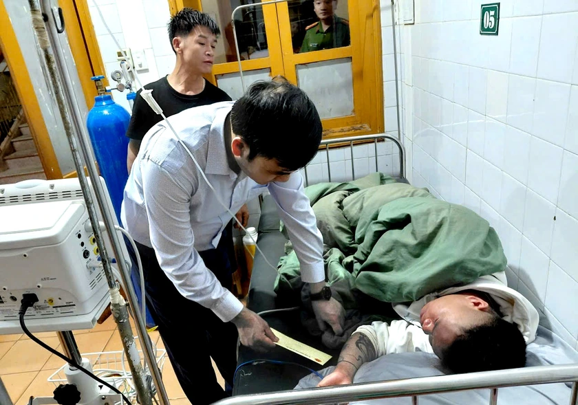 Mưa đá lớn, kéo dài gần 1 giờ ở xã Bắc Hà làm sập nhà sàn, 4 người bị thương - Ảnh 13.