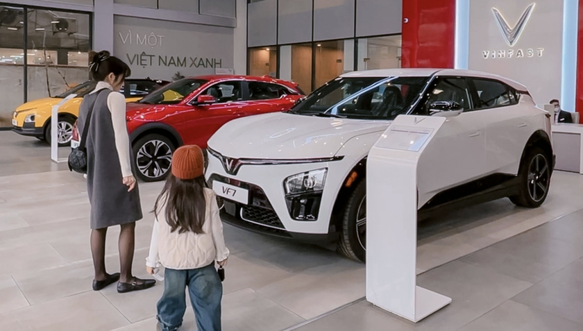 Miễn lệ ph&iacute; trước bạ &ocirc; t&ocirc; điện đến hết năm 2030: Người mua c&oacute; thể tiết kiệm h&agrave;ng trăm triệu đồng - Ảnh 1.