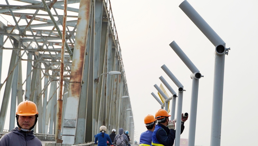 Lắp lưới th&eacute;p 2 b&ecirc;n cầu nối Nghệ An - H&agrave; Tĩnh ngăn người nhảy cầu  - Ảnh 2.