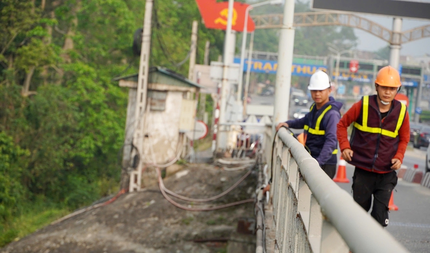 Lắp lưới th&eacute;p 2 b&ecirc;n cầu nối Nghệ An - H&agrave; Tĩnh ngăn người nhảy cầu  - Ảnh 4.