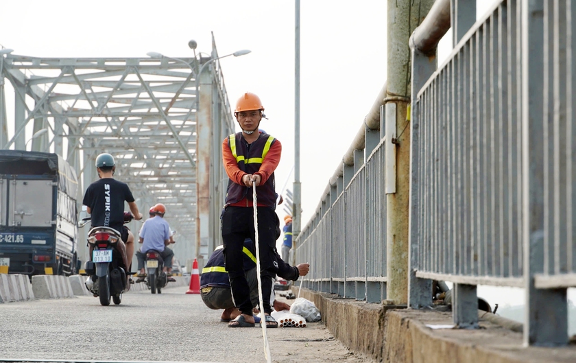 Lắp lưới th&eacute;p 2 b&ecirc;n cầu nối Nghệ An - H&agrave; Tĩnh ngăn người nhảy cầu  - Ảnh 3.
