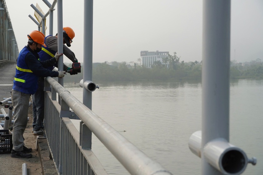 Lắp lưới th&eacute;p 2 b&ecirc;n cầu nối Nghệ An - H&agrave; Tĩnh ngăn người nhảy cầu  - Ảnh 1.