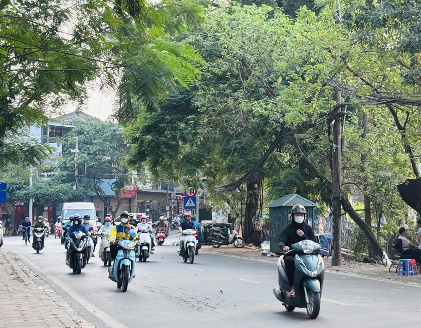 Thời tiết 10 ng&agrave;y tới: Mưa d&ocirc;ng xen kẽ nắng n&oacute;ng, cảnh b&aacute;o lốc s&eacute;t nguy hiểm - Ảnh 1.