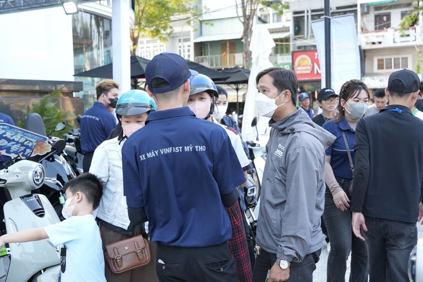 Người d&acirc;n chốt đơn liền tay xe m&aacute;y điện VinFast tại sự kiện &ldquo;Đổi xăng lấy điện&rdquo; - Ảnh 1.