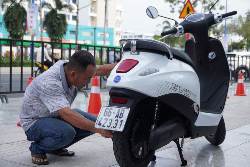 Người d&acirc;n chốt đơn liền tay xe m&aacute;y điện VinFast tại sự kiện &ldquo;Đổi xăng lấy điện&rdquo; - Ảnh 2.