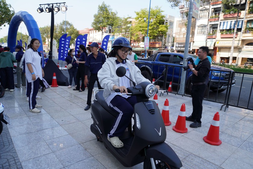 Người d&acirc;n chốt đơn liền tay xe m&aacute;y điện VinFast tại sự kiện &ldquo;Đổi xăng lấy điện&rdquo; - Ảnh 3.