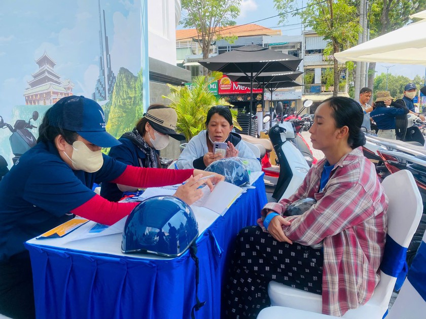 Người d&acirc;n chốt đơn liền tay xe m&aacute;y điện VinFast tại sự kiện &ldquo;Đổi xăng lấy điện&rdquo; - Ảnh 5.