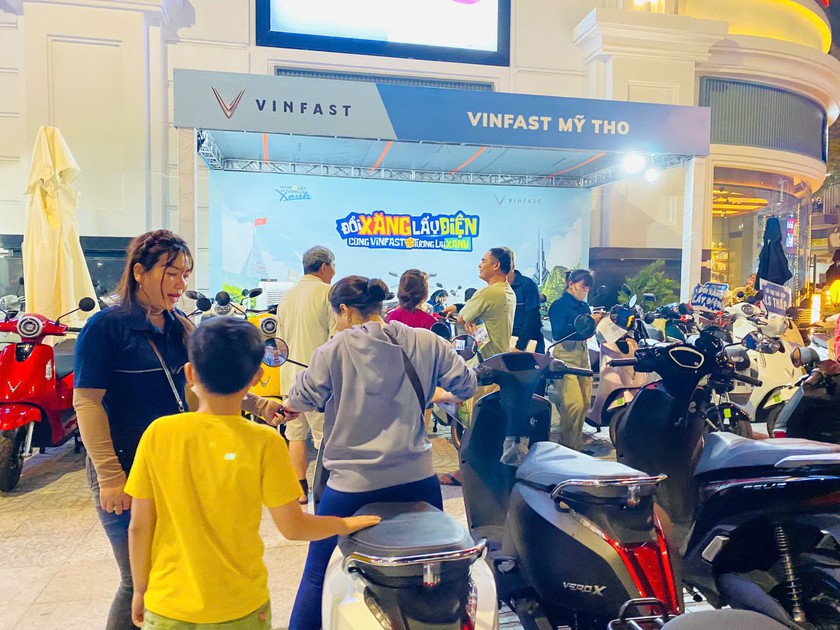 Người d&acirc;n chốt đơn liền tay xe m&aacute;y điện VinFast tại sự kiện &ldquo;Đổi xăng lấy điện&rdquo; - Ảnh 6.