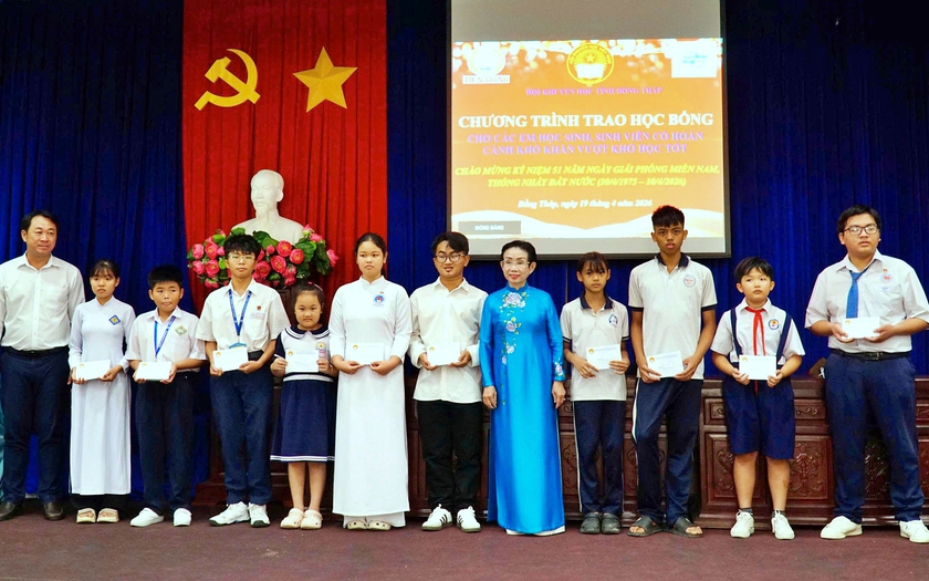 Hội Khuyến học tỉnh Đồng Th&aacute;p trao 80 suất học bổng tiếp sức học sinh, sinh vi&ecirc;n vượt kh&oacute; - Ảnh 1.