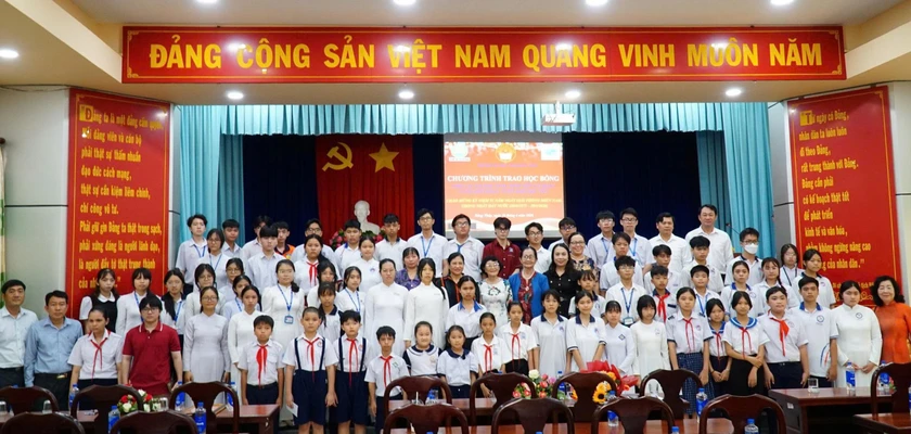 Hội Khuyến học tỉnh Đồng Th&aacute;p trao 80 suất học bổng tiếp sức học sinh, sinh vi&ecirc;n vượt kh&oacute; - Ảnh 9.