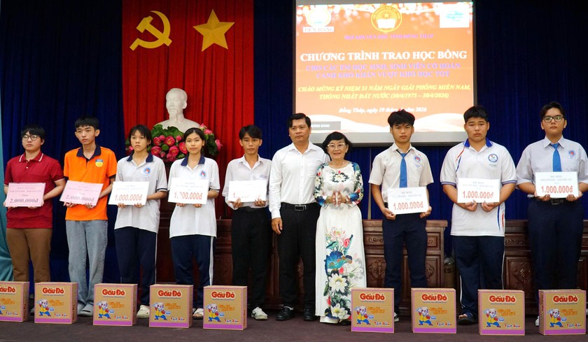Hội Khuyến học tỉnh Đồng Th&aacute;p trao 80 suất học bổng tiếp sức học sinh, sinh vi&ecirc;n vượt kh&oacute; - Ảnh 2.