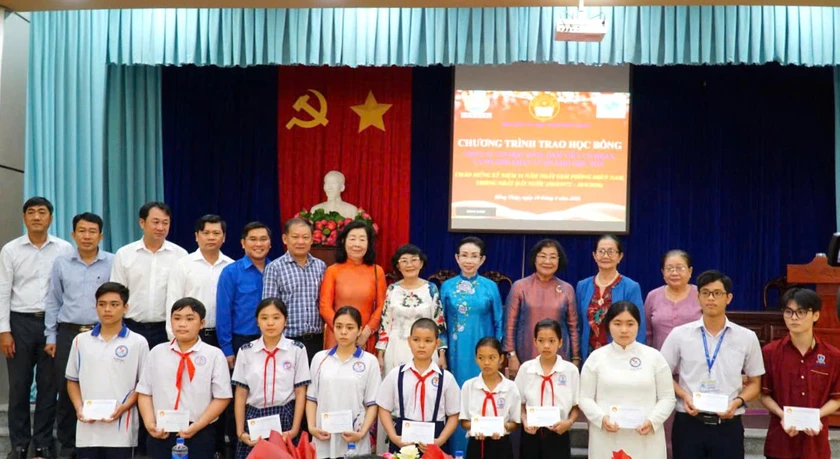 Hội Khuyến học tỉnh Đồng Th&aacute;p trao 80 suất học bổng tiếp sức học sinh, sinh vi&ecirc;n vượt kh&oacute; - Ảnh 8.