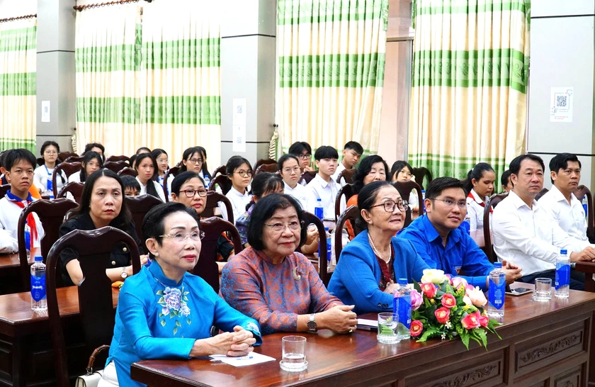 Hội Khuyến học tỉnh Đồng Th&aacute;p trao 80 suất học bổng tiếp sức học sinh, sinh vi&ecirc;n vượt kh&oacute; - Ảnh 3.