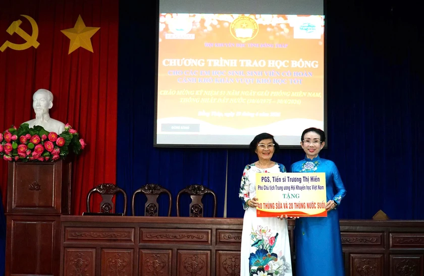 Hội Khuyến học tỉnh Đồng Th&aacute;p trao 80 suất học bổng tiếp sức học sinh, sinh vi&ecirc;n vượt kh&oacute; - Ảnh 4.