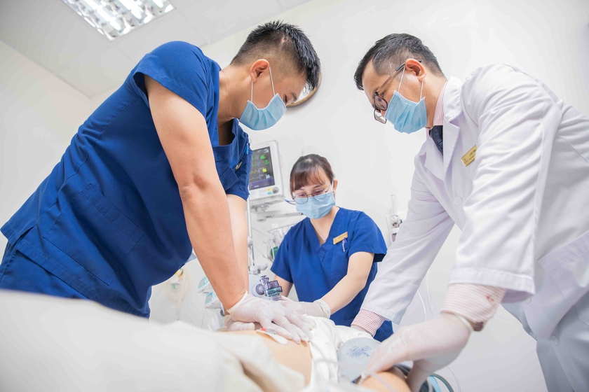 Chuy&ecirc;n gia hồi sức cấp cứu tiết lộ hậu trường những chuyến vận chuyển y tế xuy&ecirc;n bi&ecirc;n giới - Ảnh 1.