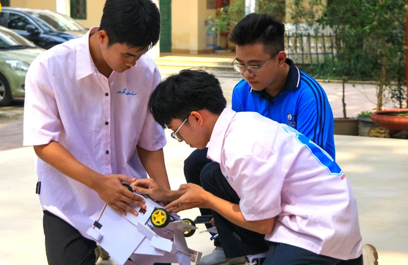 Khắc phục "bệnh th&agrave;nh t&iacute;ch trong gi&aacute;o dục" đ&atilde; đến l&uacute;c đ&aacute;nh gi&aacute; học sinh bằng năng lực thực chất - Ảnh 1.