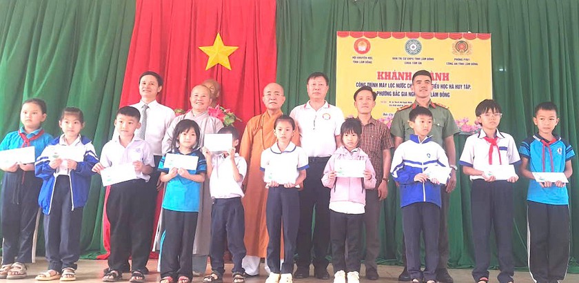 Hội Khuyến học tỉnh L&acirc;m Đồng phối hợp trao tặng m&aacute;y lọc nước v&agrave; học bổng cho học sinh v&ugrave;ng kh&oacute; khăn - Ảnh 1.