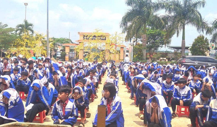 Hội Khuyến học tỉnh L&acirc;m Đồng phối hợp trao tặng m&aacute;y lọc nước v&agrave; học bổng cho học sinh v&ugrave;ng kh&oacute; khăn - Ảnh 2.