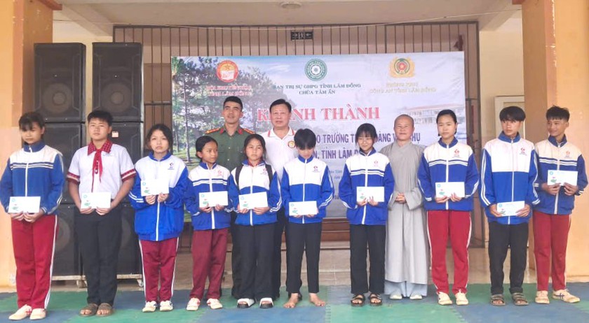 Hội Khuyến học tỉnh L&acirc;m Đồng phối hợp trao tặng m&aacute;y lọc nước v&agrave; học bổng cho học sinh v&ugrave;ng kh&oacute; khăn - Ảnh 3.