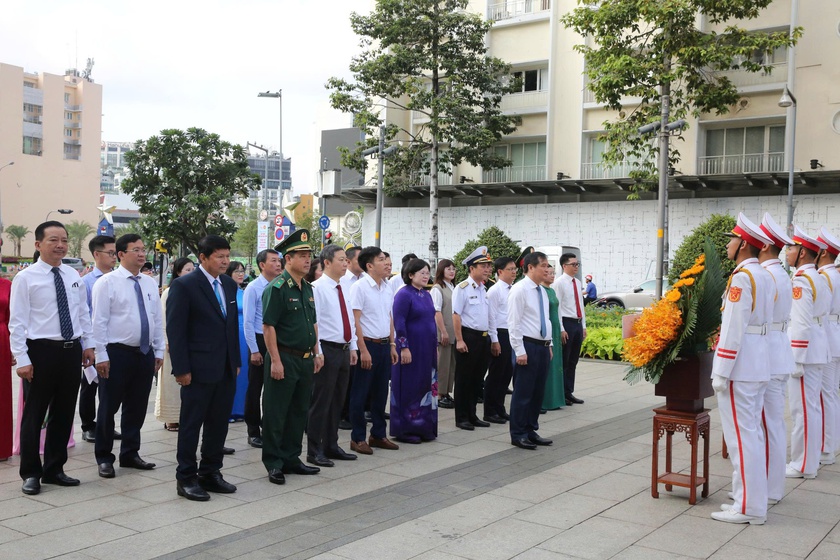Khai mạc Triển l&atilde;m ảnh &ldquo;Việt Nam - Một dải non s&ocirc;ng&rdquo; v&agrave; &ldquo;Th&agrave;nh phố Hồ Ch&iacute; Minh vang m&atilde;i kh&uacute;c khải ho&agrave;n&rdquo; - Ảnh 2.