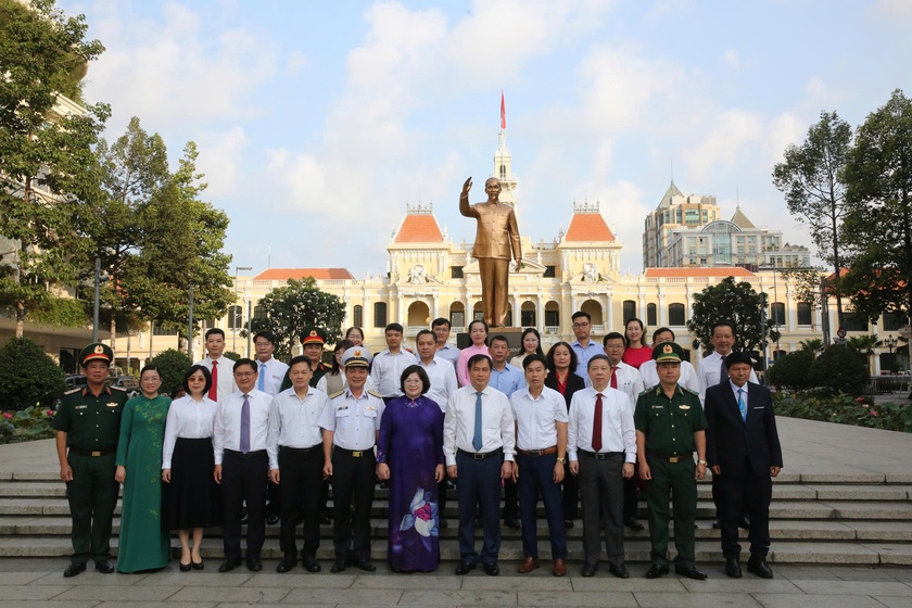 Khai mạc Triển l&atilde;m ảnh &ldquo;Việt Nam - Một dải non s&ocirc;ng&rdquo; v&agrave; &ldquo;Th&agrave;nh phố Hồ Ch&iacute; Minh vang m&atilde;i kh&uacute;c khải ho&agrave;n&rdquo; - Ảnh 6.