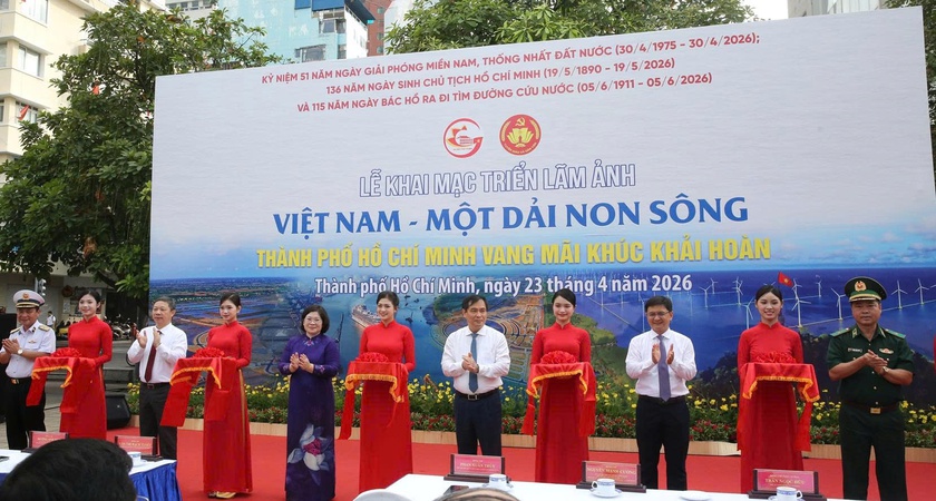 Khai mạc Triển l&atilde;m ảnh &ldquo;Việt Nam - Một dải non s&ocirc;ng&rdquo; v&agrave; &ldquo;Th&agrave;nh phố Hồ Ch&iacute; Minh vang m&atilde;i kh&uacute;c khải ho&agrave;n&rdquo; - Ảnh 1.