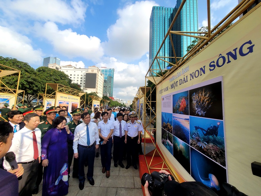 Khai mạc Triển l&atilde;m ảnh &ldquo;Việt Nam - Một dải non s&ocirc;ng&rdquo; v&agrave; &ldquo;Th&agrave;nh phố Hồ Ch&iacute; Minh vang m&atilde;i kh&uacute;c khải ho&agrave;n&rdquo; - Ảnh 3.