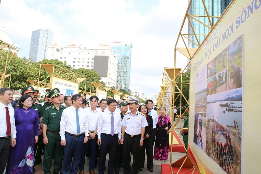 Khai mạc Triển l&atilde;m ảnh &ldquo;Việt Nam - Một dải non s&ocirc;ng&rdquo; v&agrave; &ldquo;Th&agrave;nh phố Hồ Ch&iacute; Minh vang m&atilde;i kh&uacute;c khải ho&agrave;n&rdquo; - Ảnh 4.
