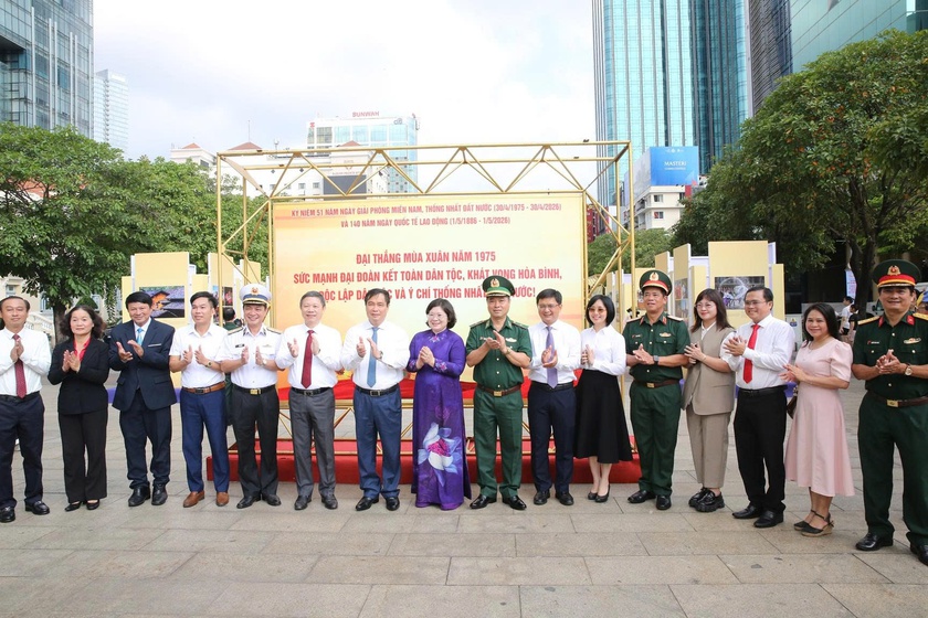 Khai mạc Triển l&atilde;m ảnh &ldquo;Việt Nam - Một dải non s&ocirc;ng&rdquo; v&agrave; &ldquo;Th&agrave;nh phố Hồ Ch&iacute; Minh vang m&atilde;i kh&uacute;c khải ho&agrave;n&rdquo; - Ảnh 5.