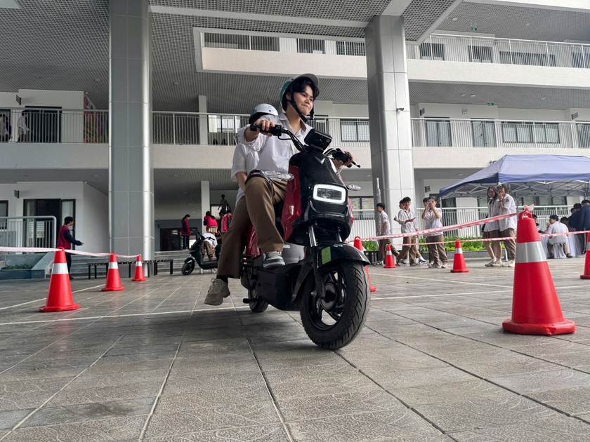 Học sinh H&agrave; Nội th&iacute;ch th&uacute; l&aacute;i thử xe m&aacute;y điện VinFast, g&oacute;p phần lan tỏa lối sống xanh - Ảnh 2.