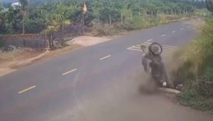 Khởi tố thiếu t&aacute; Cảnh s&aacute;t giao th&ocirc;ng ở Đắk Lắk kh&ocirc;ng cứu học sinh bị tai nạn - Ảnh 2.