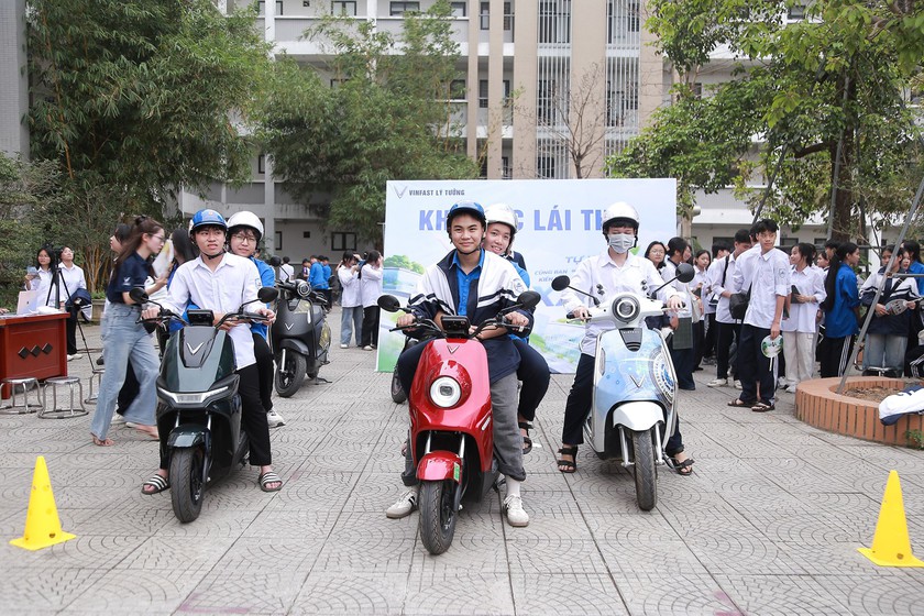 Sở Gi&aacute;o dục v&agrave; Đ&agrave;o tạo H&agrave; Nội khuyến kh&iacute;ch học sinh, gi&aacute;o vi&ecirc;n chuyển đổi sang phương tiện giao th&ocirc;ng điện - Ảnh 1.