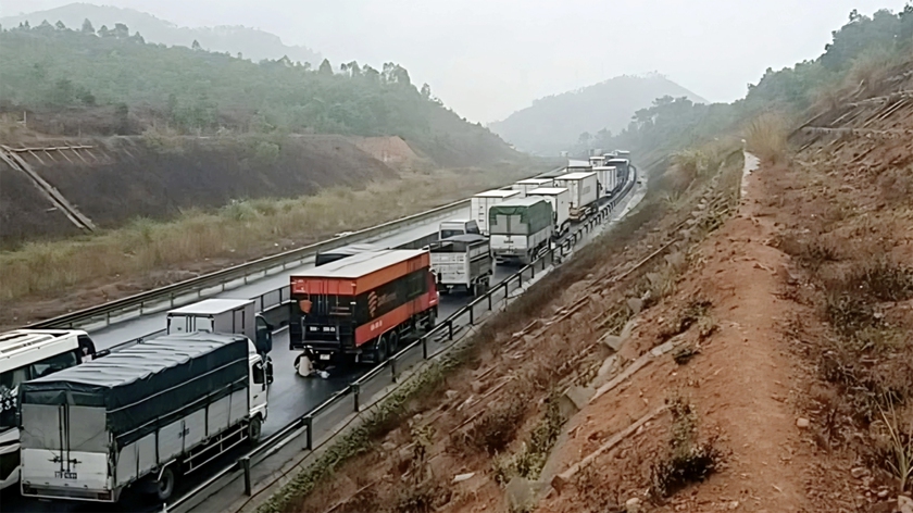 Li&ecirc;n tiếp xảy ra tai nạn giao th&ocirc;ng tắc đường tr&ecirc;n cao tốc Bắc - Nam - Ảnh 1.