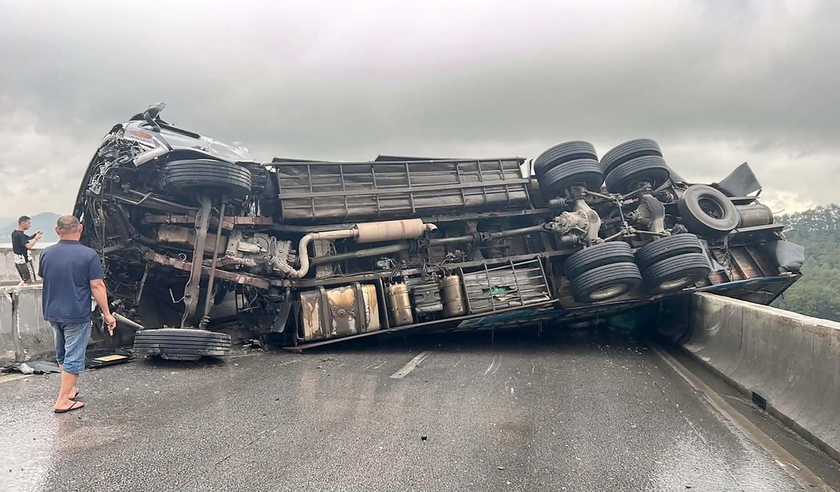 Li&ecirc;n tiếp xảy ra tai nạn giao th&ocirc;ng tắc đường tr&ecirc;n cao tốc Bắc - Nam - Ảnh 3.