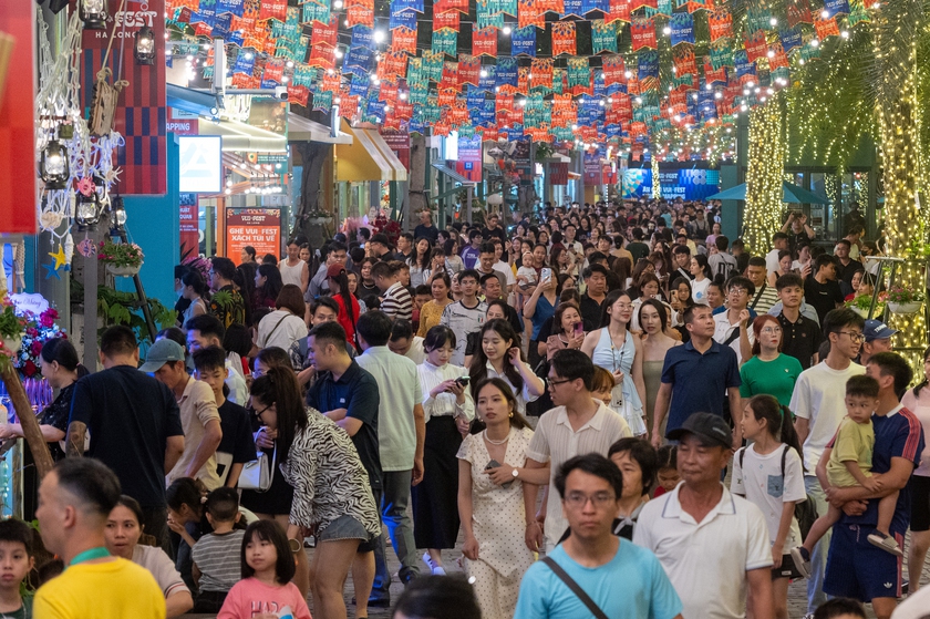 Tổ hợp giải tr&iacute; ẩm thực VUI-Fest Ha Long h&uacute;t kh&aacute;ch ngay trong tối khai trường - Ảnh 3.