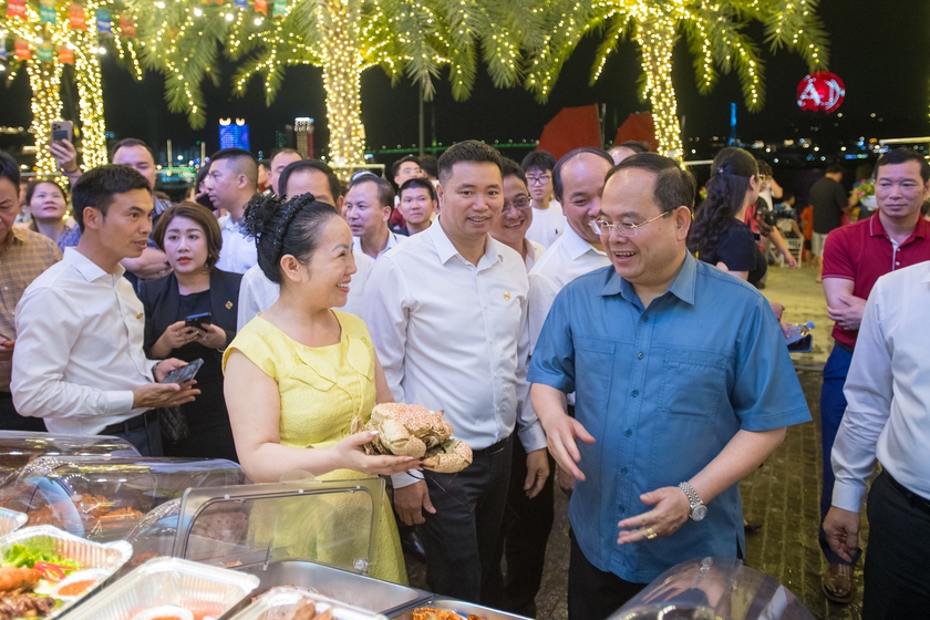 Tổ hợp giải tr&iacute; ẩm thực VUI-Fest Ha Long h&uacute;t kh&aacute;ch ngay trong tối khai trường - Ảnh 6.