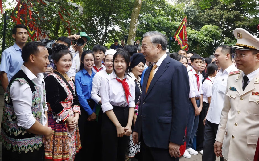Tổng B&iacute; thư, Chủ tịch nước T&ocirc; L&acirc;m d&acirc;ng hương tưởng niệm c&aacute;c vua H&ugrave;ng - Ảnh 1.