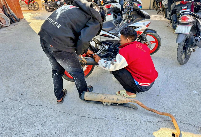 C&ocirc;ng d&acirc;n mang p&ocirc; độ chế l&ecirc;n C&ocirc;ng an phường đổi lấy gạo - Ảnh 1.