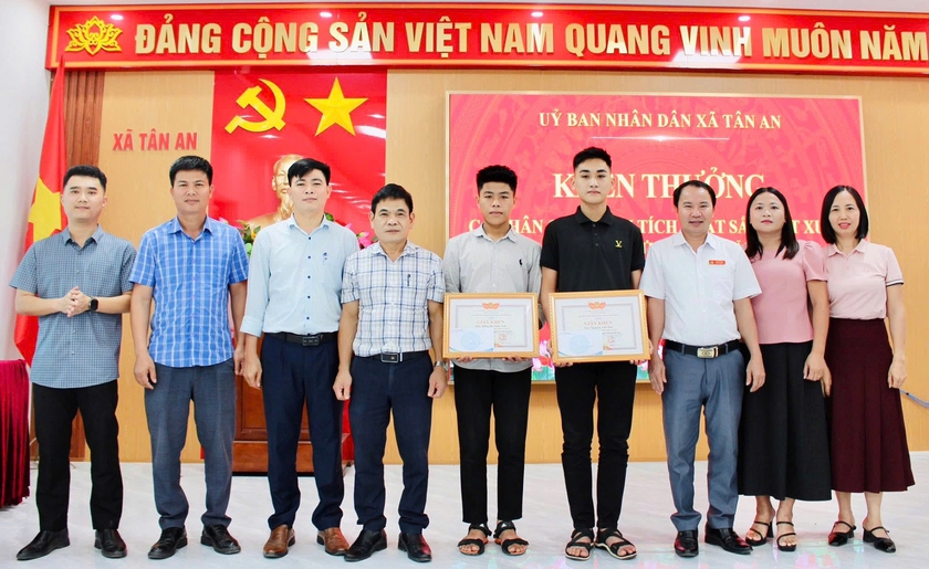 Khen thưởng cho 2 nam sinh dũng cảm cứu nữ sinh nhảy cầu - Ảnh 2.