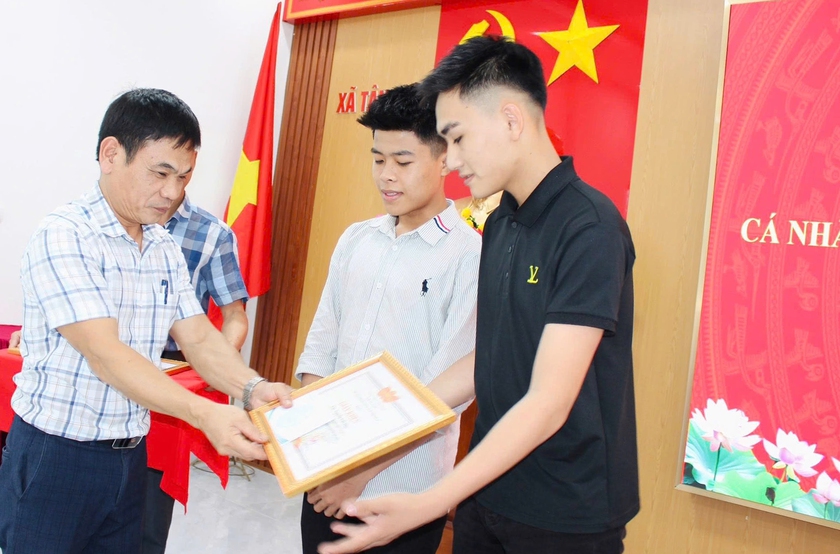 Khen thưởng cho 2 nam sinh dũng cảm cứu nữ sinh nhảy cầu - Ảnh 1.