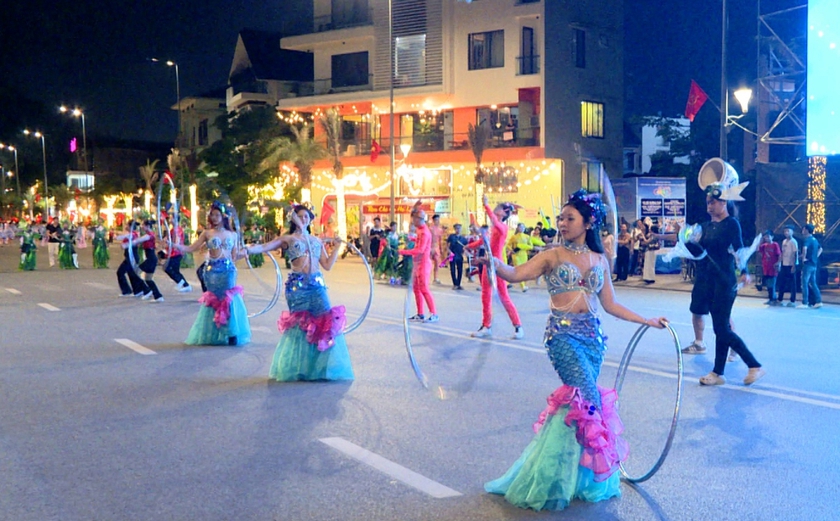 Quảng Ninh đ&oacute;n kh&aacute;ch du lịch kỷ lục hứa hẹn một m&ugrave;a h&egrave; bội thu - Ảnh 9.